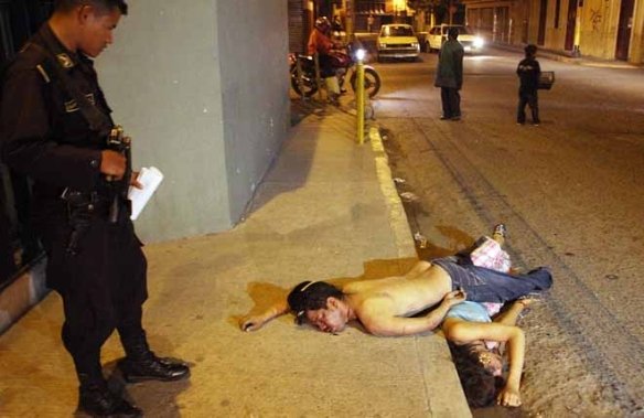 Corpses of an unknown man and a trans woman dumped on a street, Tegucigalpa, Honduras, January 2010. Photo: Tiempo, via Blabbeando.com